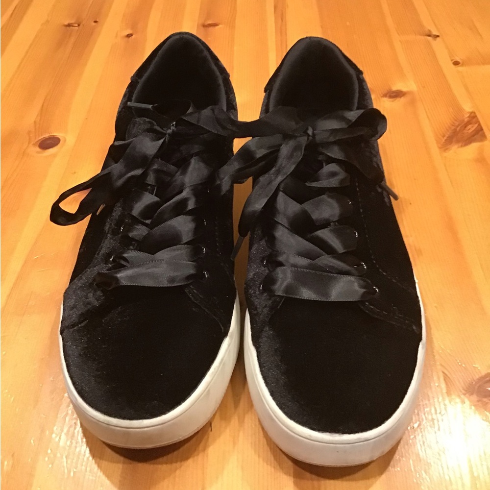 BLACK VELVET SNEAKERS WITH RIBBON LACES WOMEN’S SZ 9-1/2 GOTH BRASH - Picture 2 of 9